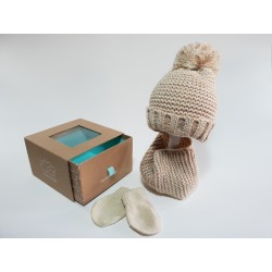 Gorro, manoplas y cuello beige primeros meses