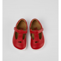 Zapato de piel rojo con tira en T